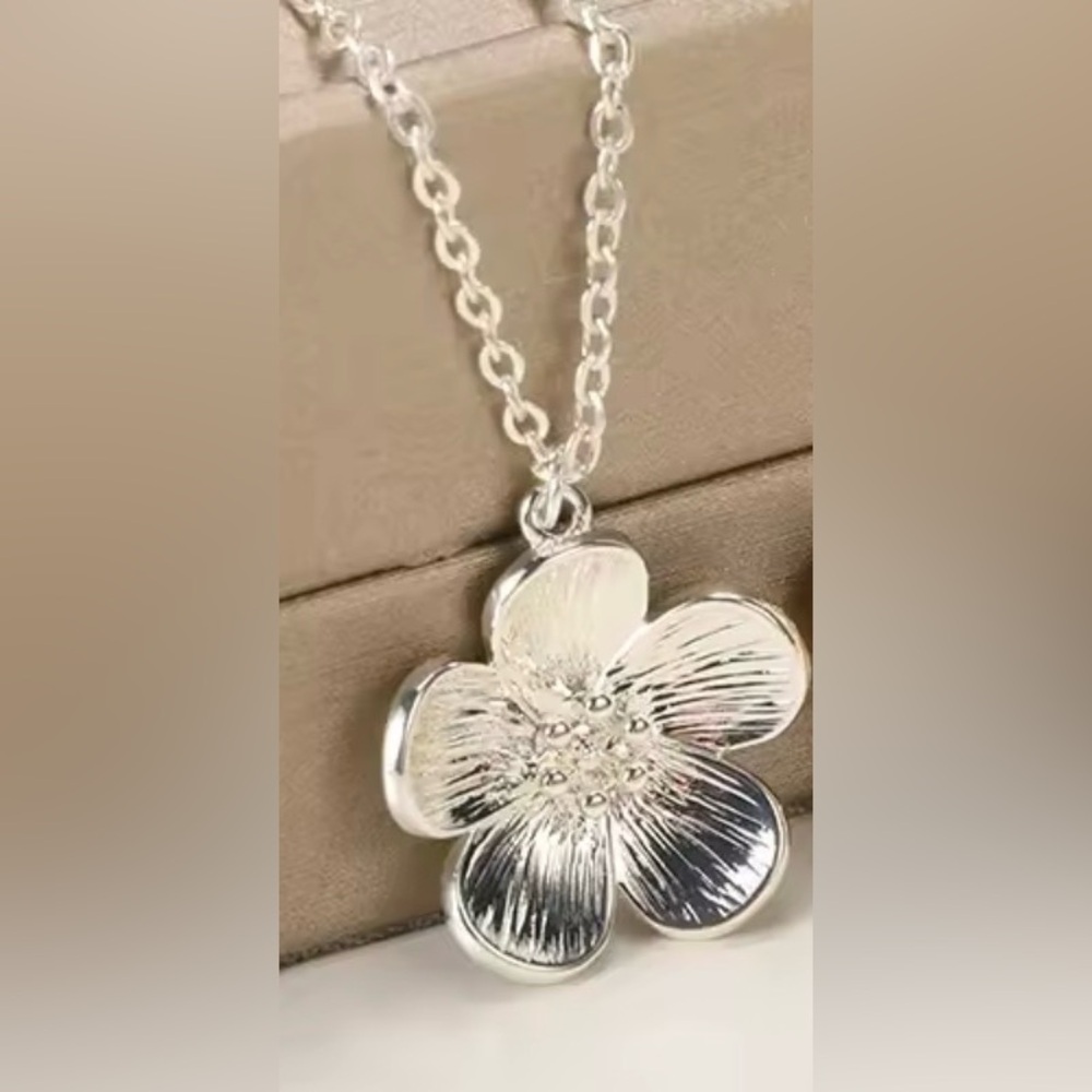 Chic Silver Floral Pendant Necklace stainless steel